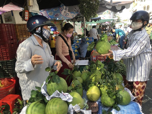 TPHCM: Hàng Tết giảm giá đến khó tin - Ảnh 3.