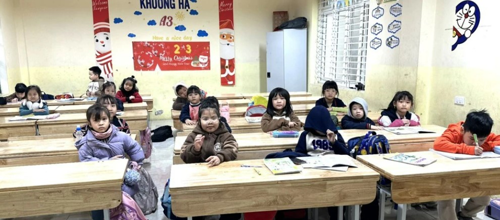 Thời tiết tiếp tục rét đậm, nhiều trường tiểu học tại Hà Nội chuyển sang học trực tuyến - Ảnh 1.