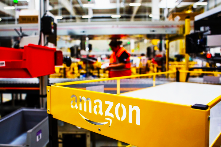 Amazon bị phạt 32 triệu euro vì giám sát nhân viên quá mức - Ảnh 1.