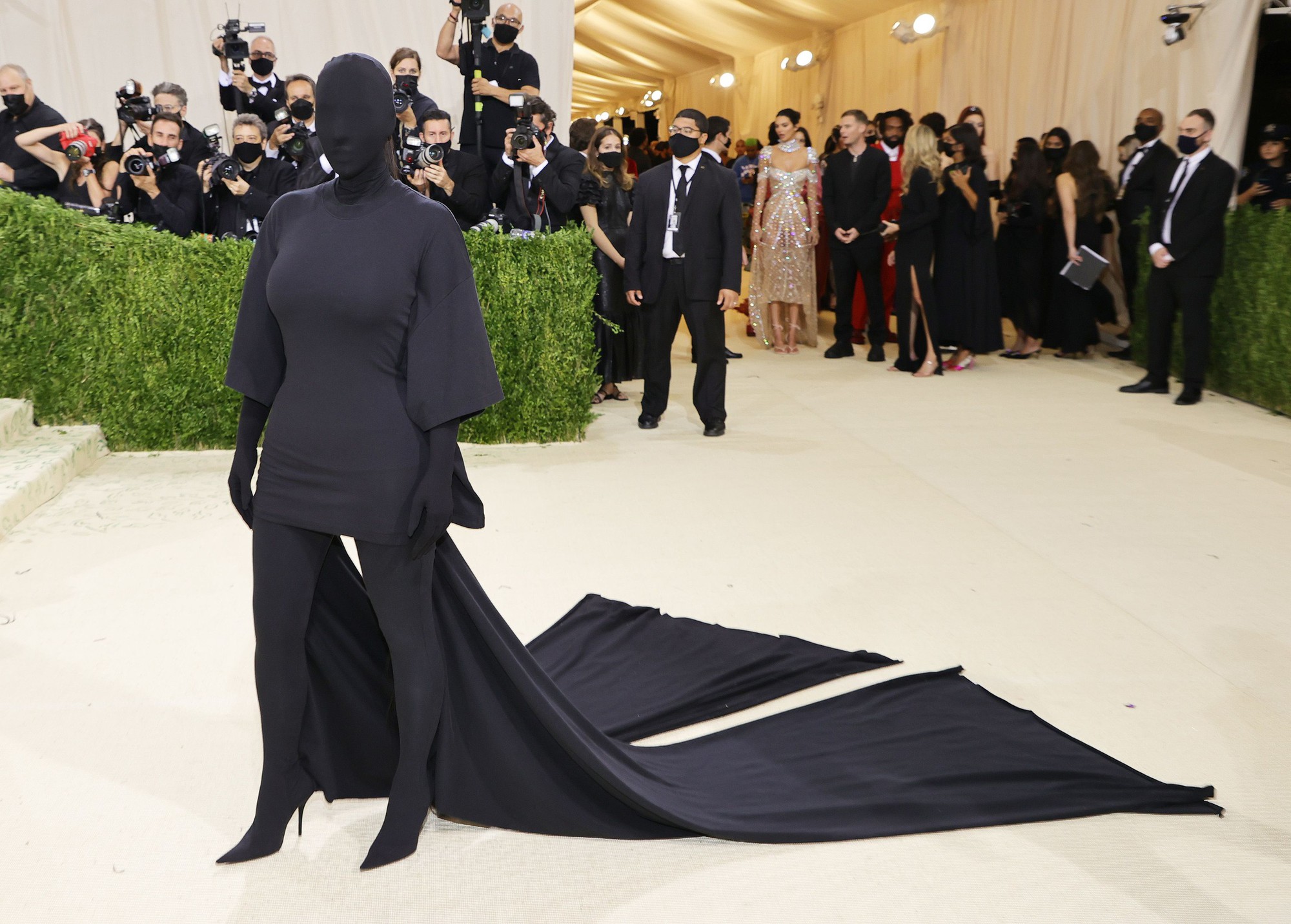 Kim Kardashian nối lại tình xưa với Balenciaga hậu scandal ầm ĩ năm xưa, netizen mỉa mai vì chính chủ dối trá- Ảnh 8.