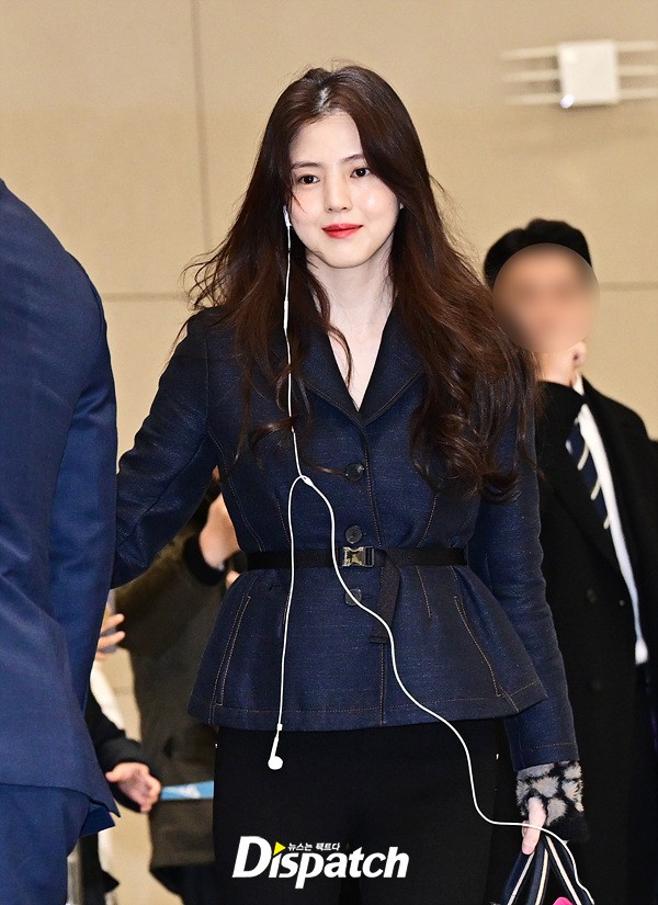 Han So Hee "đại náo" sân bay Hàn sau Fashion Week: Đẹp đến mức clip chào fan như cảnh phim, sân bay hoá sàn catwalk- Ảnh 7. Han So Hee "đại náo" sân bay Hàn sau Fashion Week: Đẹp đến mức clip chào fan như cảnh phim, sân bay hoá sàn catwalk- Ảnh 7.