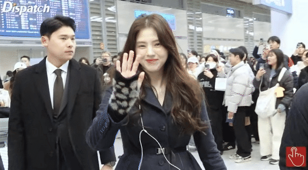 Han So Hee "đại náo" sân bay Hàn sau Fashion Week: Đẹp đến mức clip chào fan như cảnh phim, sân bay hoá sàn catwalk- Ảnh 1. Han So Hee "đại náo" sân bay Hàn sau Fashion Week: Đẹp đến mức clip chào fan như cảnh phim, sân bay hoá sàn catwalk- Ảnh 1.