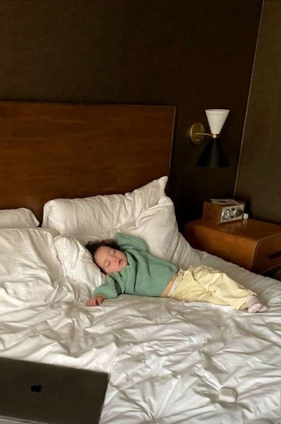 Nỗi niềm mẹ bỉm ngày đông: &quot;Trời rét nhưng cứ đắp chăn là con lại đạp, mẹ dậy 5 lần 7 lượt lo con lạnh&quot; - Ảnh 1.