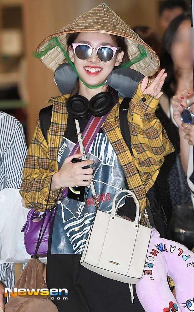 Màn đổ bộ sân bay dị chưa từng có tại Kpop: Rosé - Nayeon gây sốt khi rời Việt Nam, Suju đúng là... gánh xiếc- Ảnh 17. Màn đổ bộ sân bay dị chưa từng có tại Kpop: Rosé - Nayeon gây sốt khi rời Việt Nam, Suju đúng là... gánh xiếc- Ảnh 17.