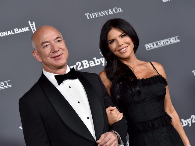Tiệc sinh nhật hoành tráng của tỷ phú Jeff Bezos: Loạt tỷ phú và ngôi sao hội tụ, vị hôn thê bốc lửa chiếm spotlight - Ảnh 1.