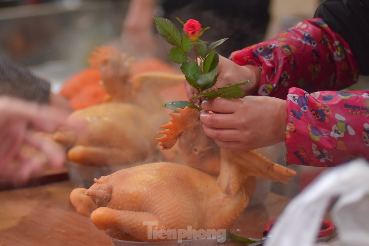 Gà ngậm hoa hồng tại 'chợ nhà giàu' cháy hàng ngày Rằm tháng Chạp - Ảnh 6.