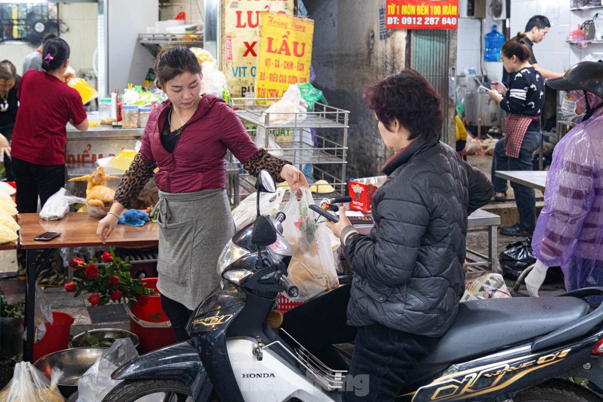 Gà ngậm hoa hồng tại 'chợ nhà giàu' cháy hàng ngày Rằm tháng Chạp - Ảnh 3.