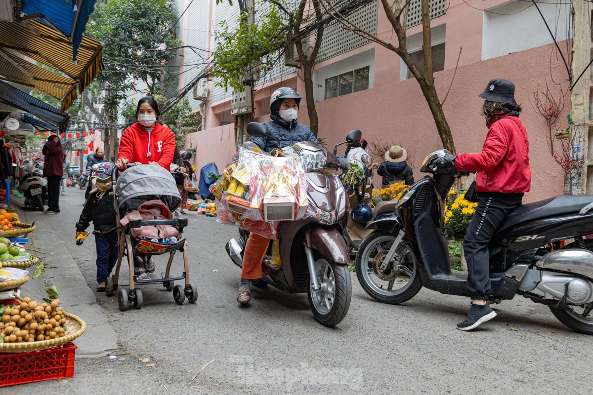 Gà ngậm hoa hồng tại 'chợ nhà giàu' cháy hàng ngày Rằm tháng Chạp - Ảnh 14.