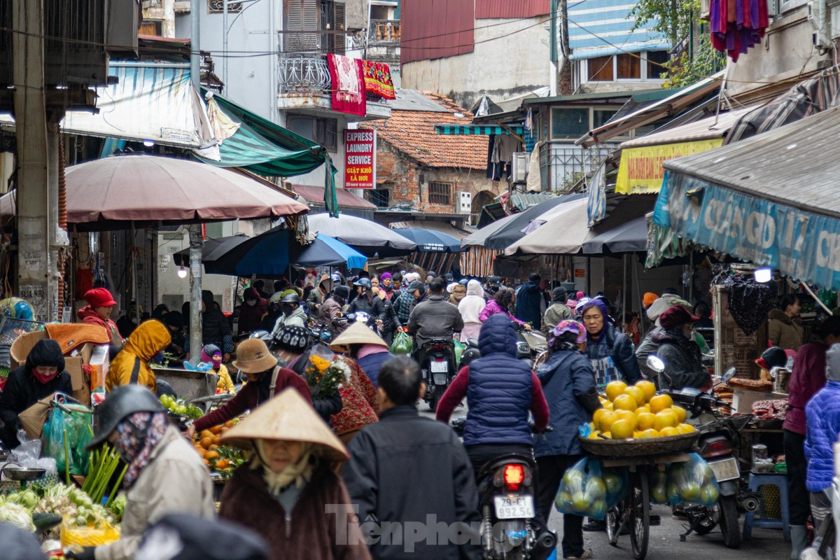 Gà ngậm hoa hồng tại 'chợ nhà giàu' cháy hàng ngày Rằm tháng Chạp - Ảnh 1.