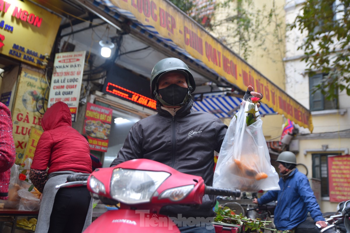 Gà ngậm hoa hồng tại 'chợ nhà giàu' cháy hàng ngày Rằm tháng Chạp - Ảnh 10.