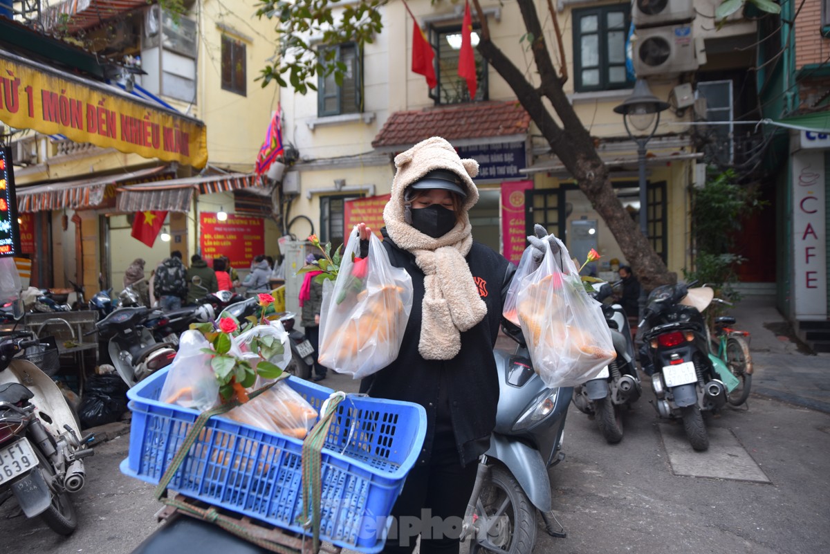 Gà ngậm hoa hồng tại 'chợ nhà giàu' cháy hàng ngày Rằm tháng Chạp - Ảnh 9.