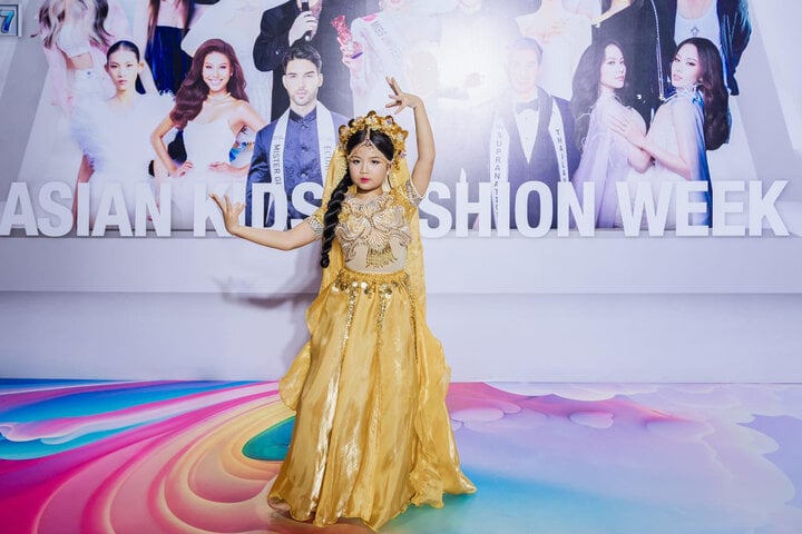 Mẫu nhí 8 tuổi Minnie Cindy đoạt giải tài năng tại Asian Kids Fashion Week - Ảnh 1.