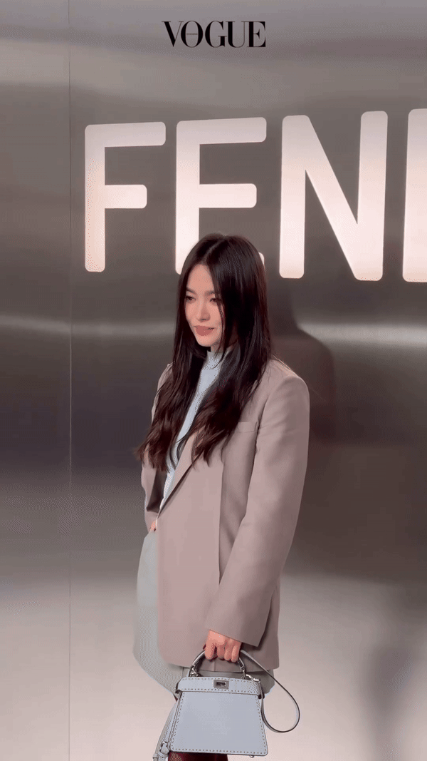 Song Hye Kyo đẹp thách thức mọi ống kính hung thần, Mina chịu chơi khoe lưng trần giữa trời đông để đi show Fendi- Ảnh 1.