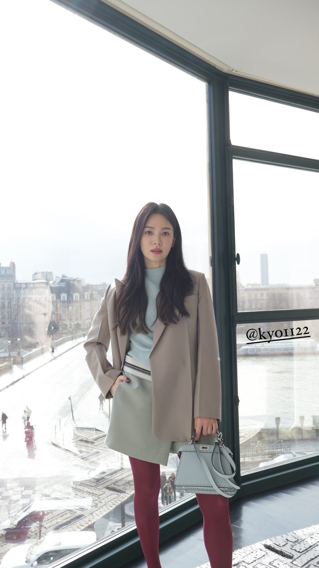Song Hye Kyo đẹp thách thức mọi ống kính hung thần, Mina chịu chơi khoe lưng trần giữa trời đông để đi show Fendi- Ảnh 2.