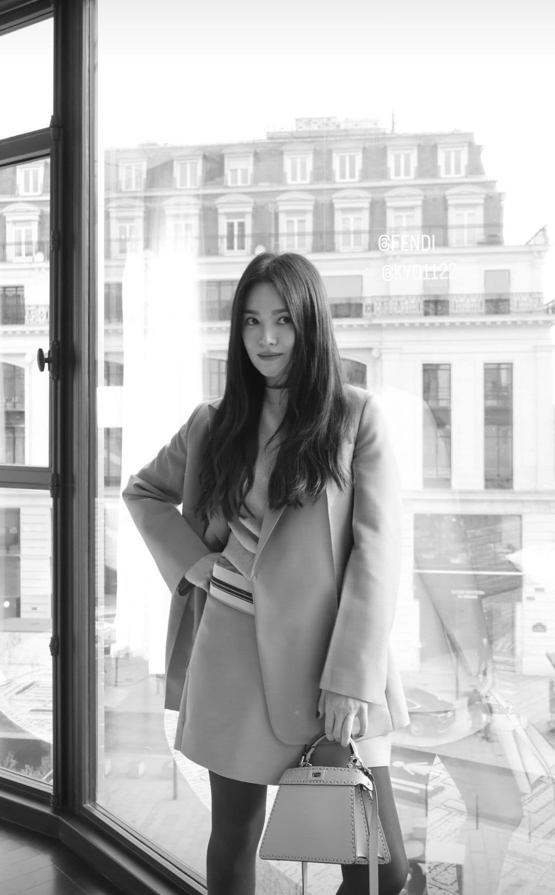 Tạo hình mới lạ của Song Hye Kyo tại show thời trang, ai cũng bất ngờ vì quá trẻ trung - Ảnh 2. Tạo hình mới lạ của Song Hye Kyo tại show thời trang, ai cũng bất ngờ vì quá trẻ trung - Ảnh 2.