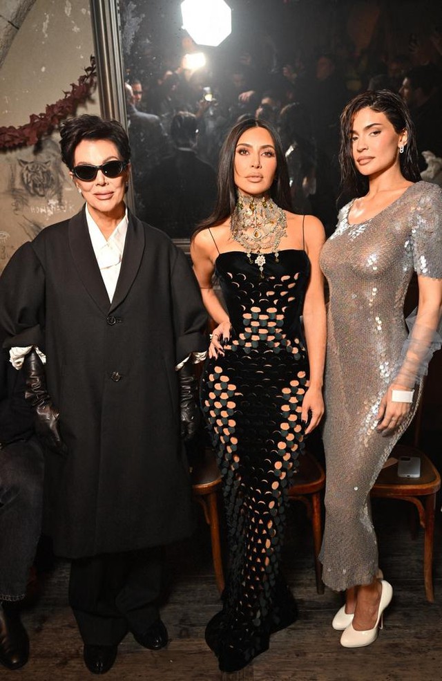 Bất chấp Paris lạnh 7°C, tam ca 3K nhà Kardashian vẫn diện đầm xuyên thấu đi dự show Maison Margiela - Ảnh 1.