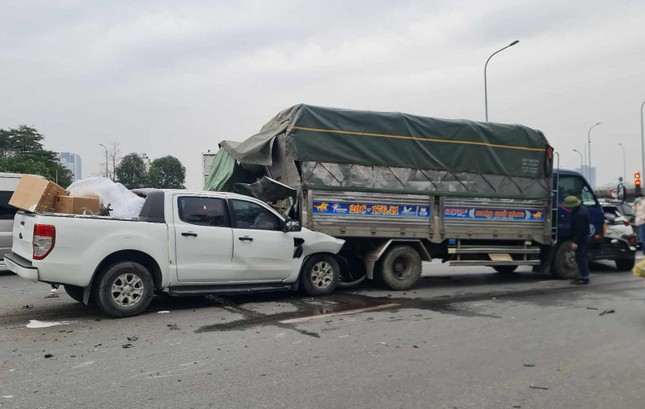 Tai nạn liên hoàn giữa 6 ô tô trên phố ở Hà Nội - Ảnh 2.