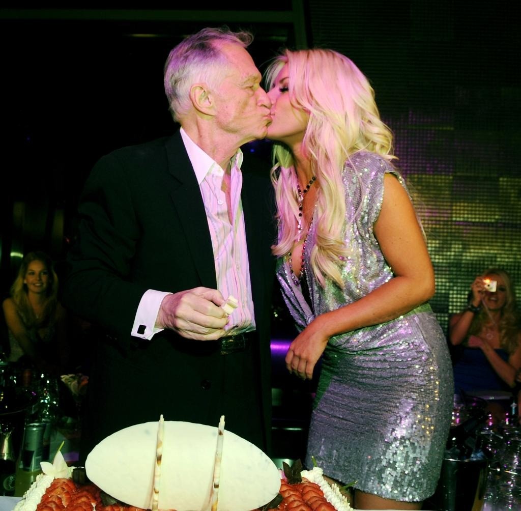 Bên trong cuộc hôn nhân chênh nhau 60 tuổi của ông trùm Playboy - Ảnh 3.