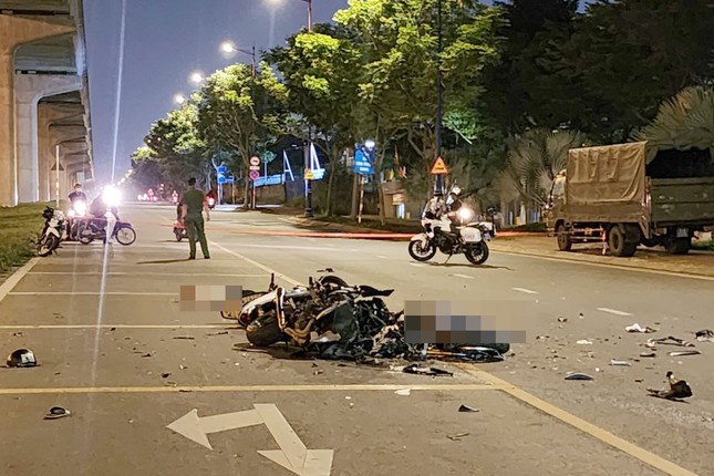 Hai người tử vong tại chỗ sau va chạm giữa xe máy với mô tô phân khối lớn - Ảnh 1.