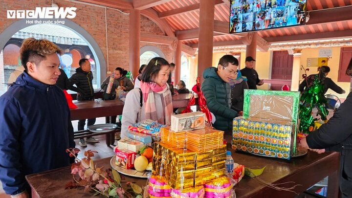 Kinh tế khó khăn, đền Bà Chúa Kho vắng người đến "trả nợ" - Ảnh 1. Kinh tế khó khăn, đền Bà Chúa Kho vắng người đến "trả nợ" - Ảnh 1.