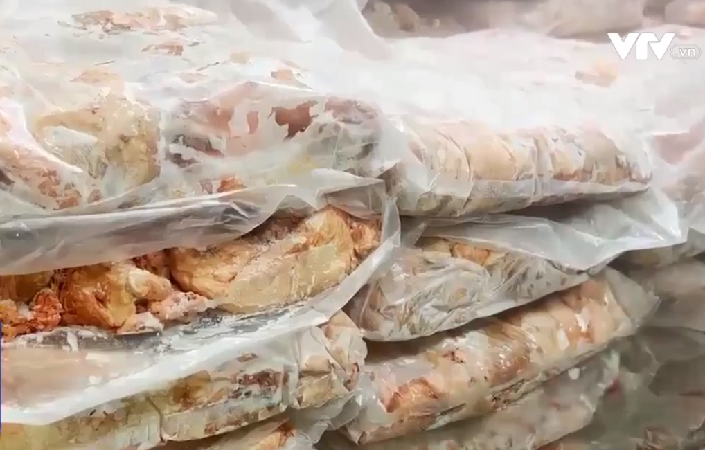 Nhiều hàng hóa, bánh kẹo không rõ nguồn gốc trà trộn thị trường Tết - Ảnh 2. Nhiều hàng hóa, bánh kẹo không rõ nguồn gốc trà trộn thị trường Tết - Ảnh 2.