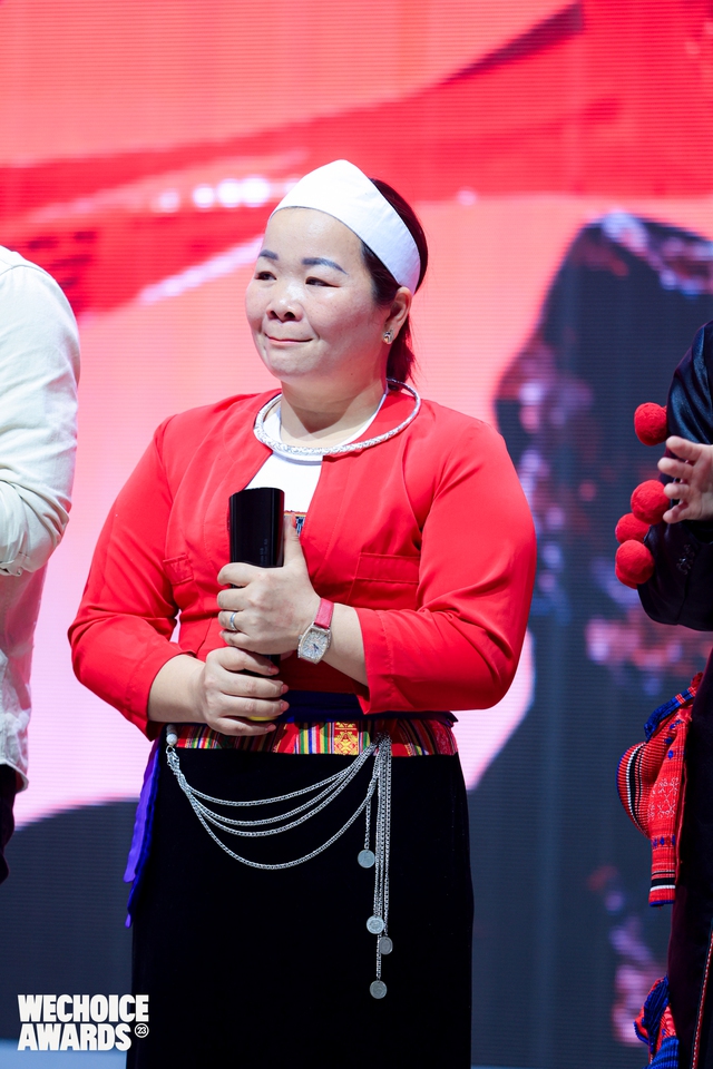 Mẹ Nụ - Cô giáo lái đò sông Đà và những lần đầu tiên đầy xúc động cùng WeChoice Awards 2023 - Ảnh 1. Mẹ Nụ - Cô giáo lái đò sông Đà và những lần đầu tiên đầy xúc động cùng WeChoice Awards 2023 - Ảnh 1.