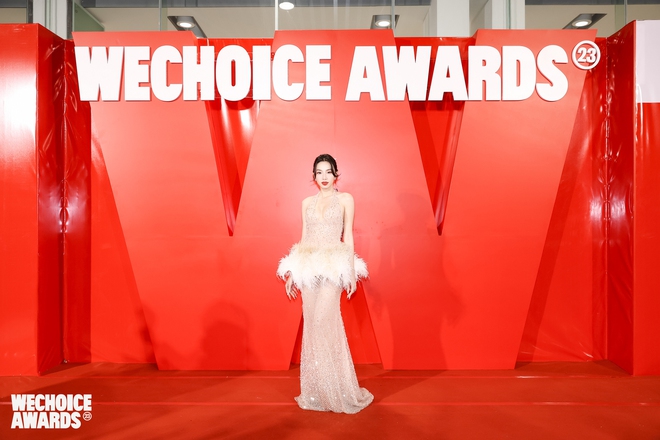 Thuỳ Tiên sáng bừng hàng ghế đầu gala WeChoice Awards 2023: Thần thái - nhan sắc đại minh tinh là đây! - Ảnh 3.
