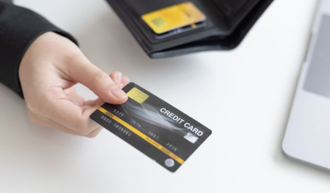 Trước khi làm chiếc thẻ tín dụng đầu tiên: Đây là 4 loại thẻ có mức phí thường niên mềm nhất dành cho người mới đi làm - Ảnh 1.