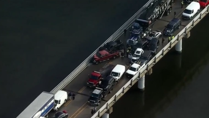 Đâm xe liên hoàn trên cầu tại bang Maryland (Mỹ), 13 người bị thương - Ảnh 1.