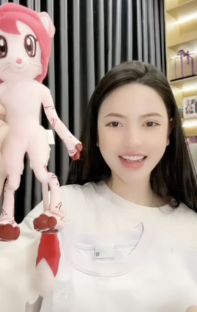 Quang Hải tặng gì cho Chu Thanh Huyền khi đi nước ngoài về mà nàng phải thốt lên "dị thật"? - Ảnh 1. Quang Hải tặng gì cho Chu Thanh Huyền khi đi nước ngoài về mà nàng phải thốt lên "dị thật"? - Ảnh 1.