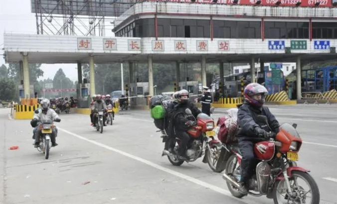 Người Trung Quốc từ bỏ Xuân Vận bằng xe máy - Ảnh 2.