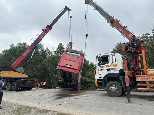 Xe khách lao xuống vệ đường, 30 người may mắn thoát nạn - Ảnh 2.