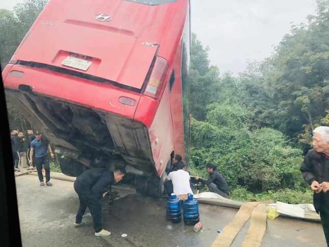 Xe khách lao xuống vệ đường, 30 người may mắn thoát nạn - Ảnh 1.