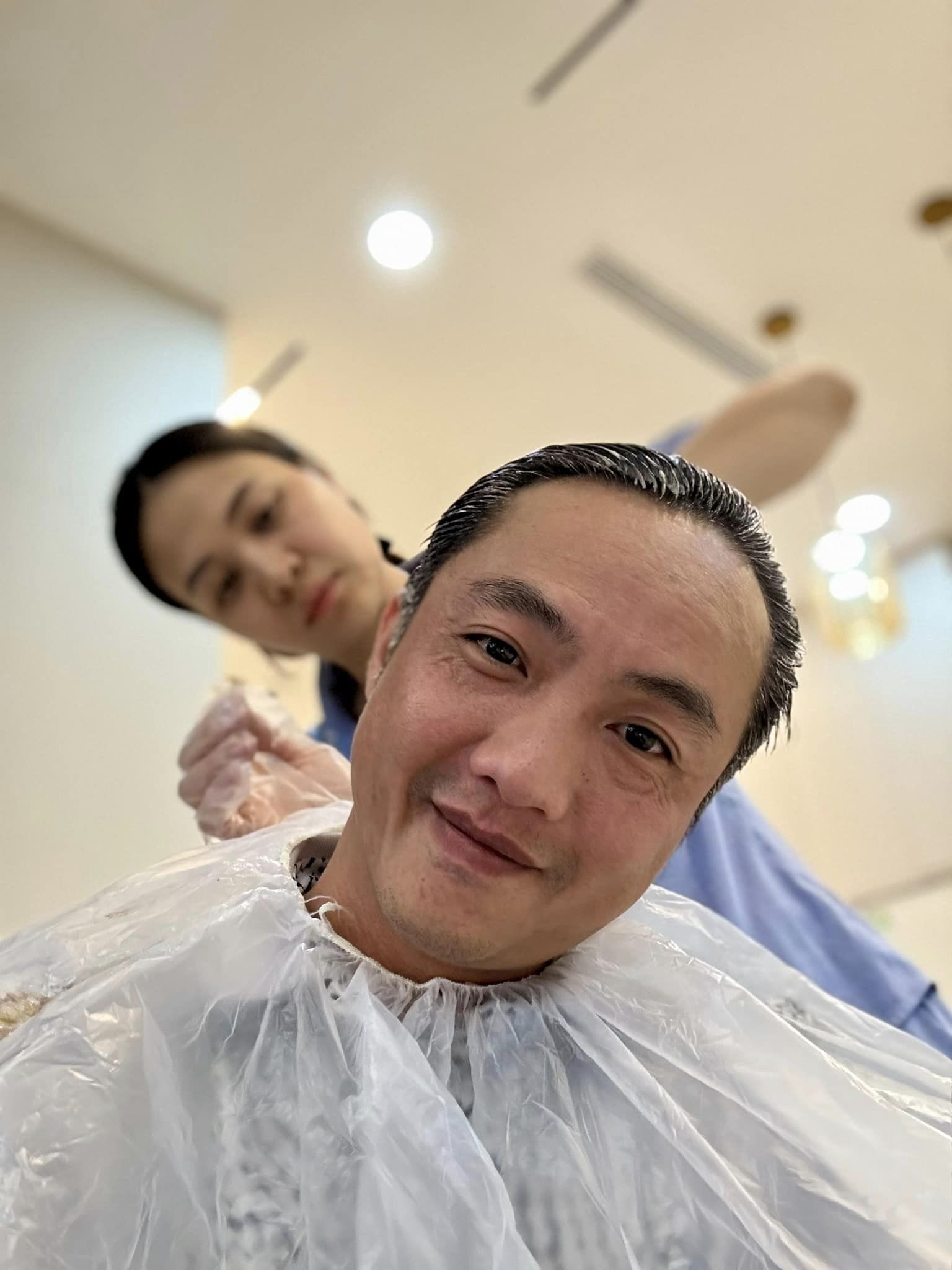 Đàm Thu Trang tự tay cắt tóc cho chồng, khéo thế này bảo sao Cường Đô la yêu chiều đến thế- Ảnh 2.