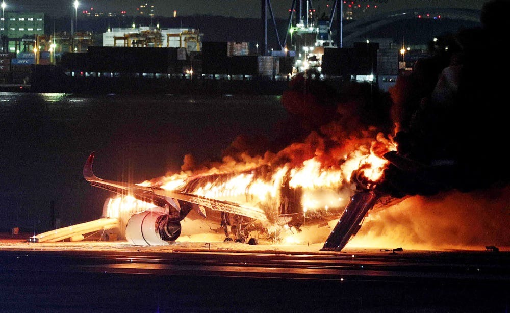 Chuyên gia hàng không: Không phải kỳ tích, những &quot;đột phá&quot; về cấu trúc máy bay Japan Airlines có thể đã cứu 379 mạng người- Ảnh 1.