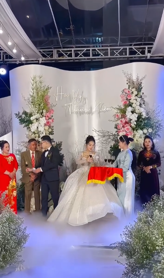 Mâm cỗ cưới 28 triệu của đại gia Quảng Ninh, rạp rộng 1000 mét vuông - Ảnh 1.