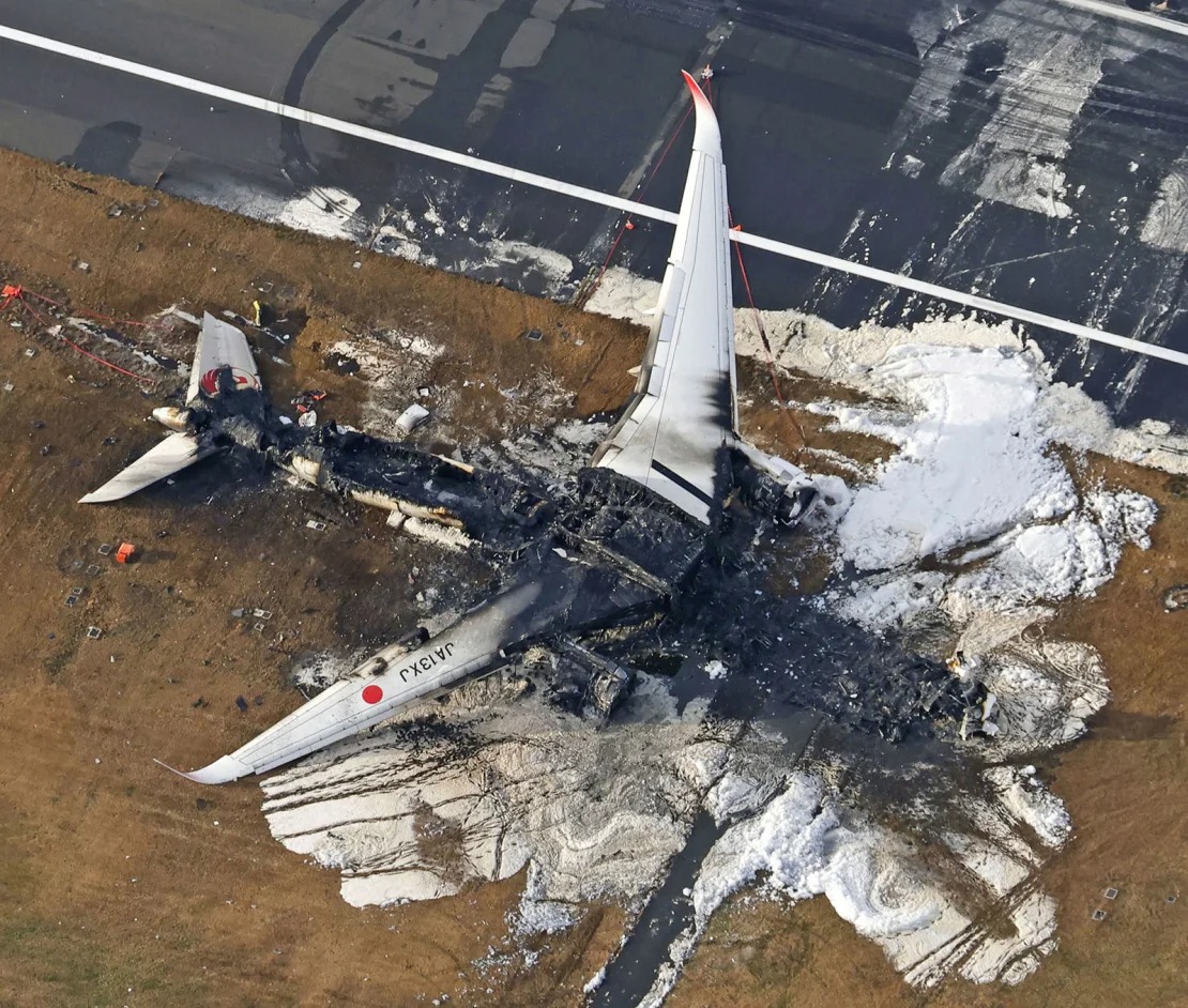 379 người thoát chết kỳ diệu trên máy bay bốc cháy nhờ &quot;kinh nghiệm xương máu&quot; của hãng hàng không quốc gia Nhật Bản- Ảnh 2.