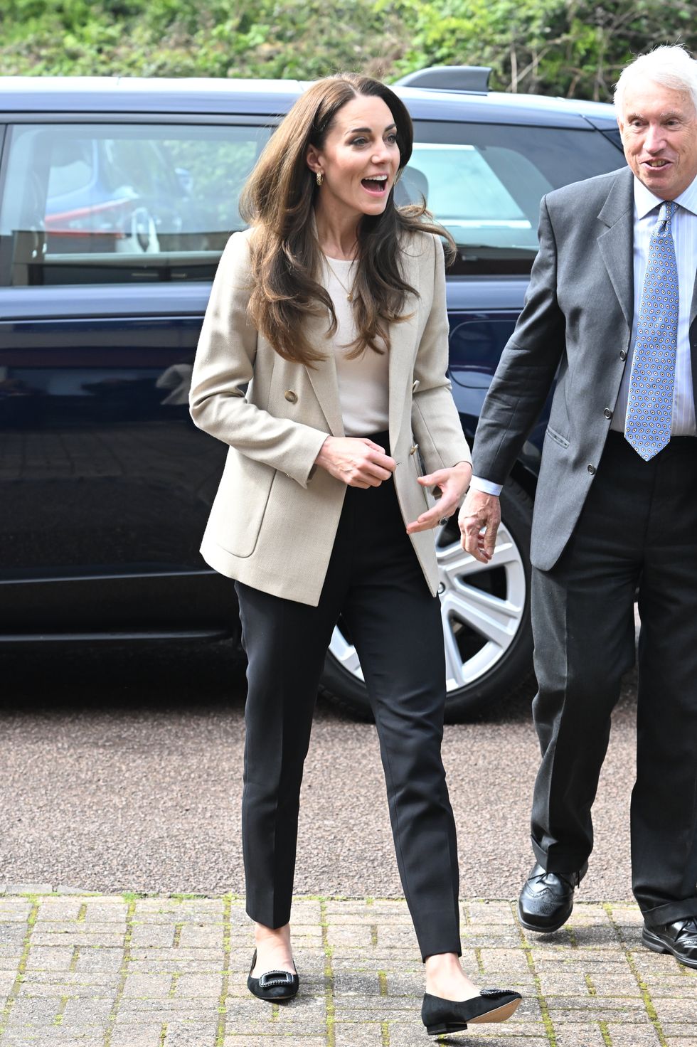 Vương phi Kate Middleton gợi ý 10 cách mặc quần ống đứng chuẩn thanh lịch cho phụ nữ trên 40 tuổi - Ảnh 9.