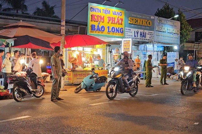 Người đ&agrave;n &ocirc;ng đột tử khi đang đi xe &ocirc;m ở TPHCM - Ảnh 1.