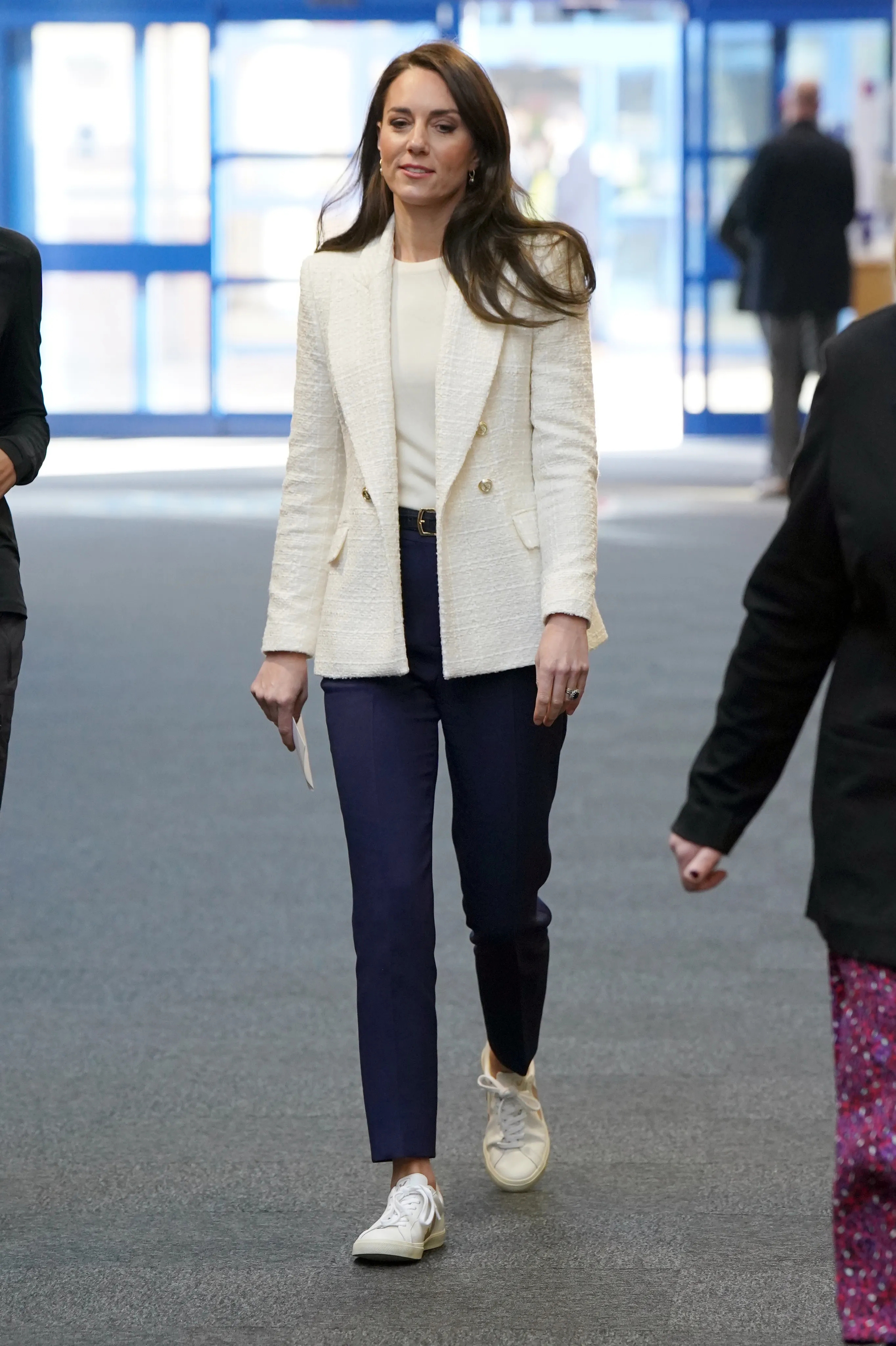 Vương phi Kate Middleton gợi ý 10 cách mặc quần ống đứng chuẩn thanh lịch cho phụ nữ trên 40 tuổi - Ảnh 5.