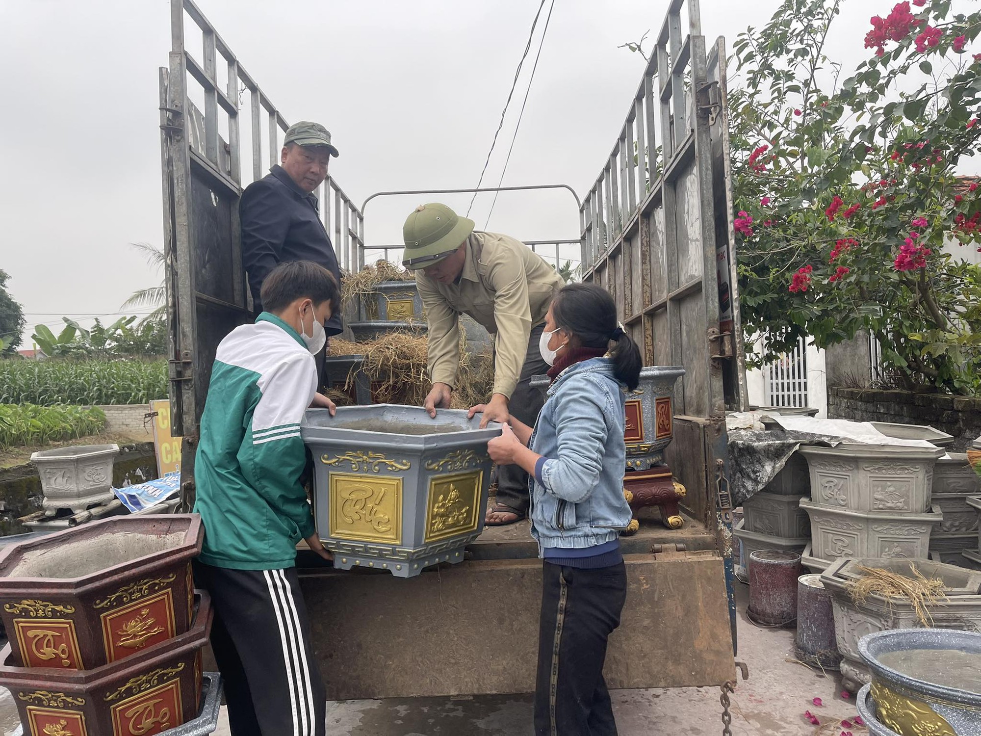 Nghề đúc chậu cảnh xi măng tất bật vào mùa dịp cận Tết Nguyên đán- Ảnh 1.