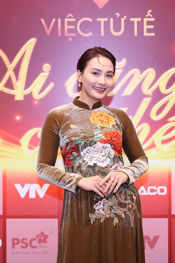 &quot;Mẹ bầu&quot; Thu Quỳnh khoe vóc dáng thon gọn khi đi dự sự kiện cùng Hoa hậu Đỗ Thị Hà - Ảnh 2.