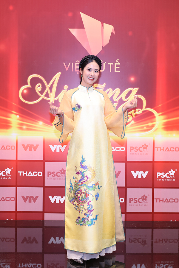 &quot;Mẹ bầu&quot; Thu Quỳnh khoe vóc dáng thon gọn khi đi dự sự kiện cùng Hoa hậu Đỗ Thị Hà - Ảnh 4.