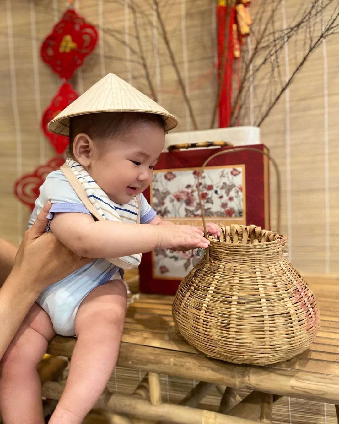 Minh Hằng khoe con trai 5 tháng tuổi: Gương mặt bụ bẫm và ngoại hình cứng cáp khiến dân mạng đòi lập fanclub - Ảnh 1.