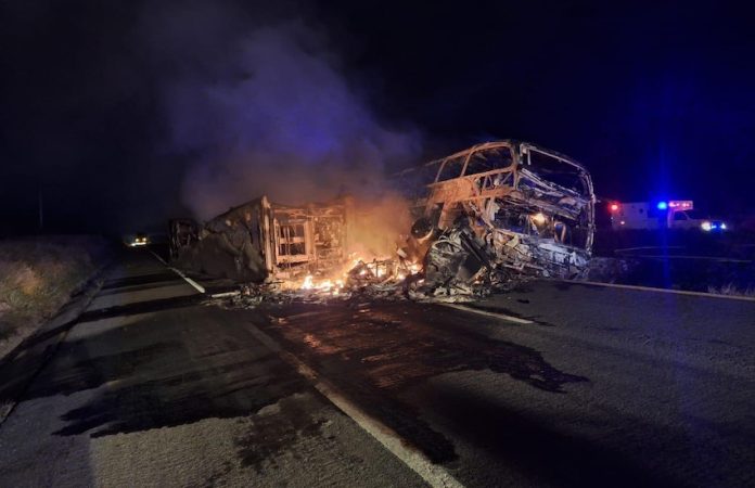 Xe bus tông xe tải ở Mexico, ít nhất 19 người thiệt mạng - Ảnh 1.