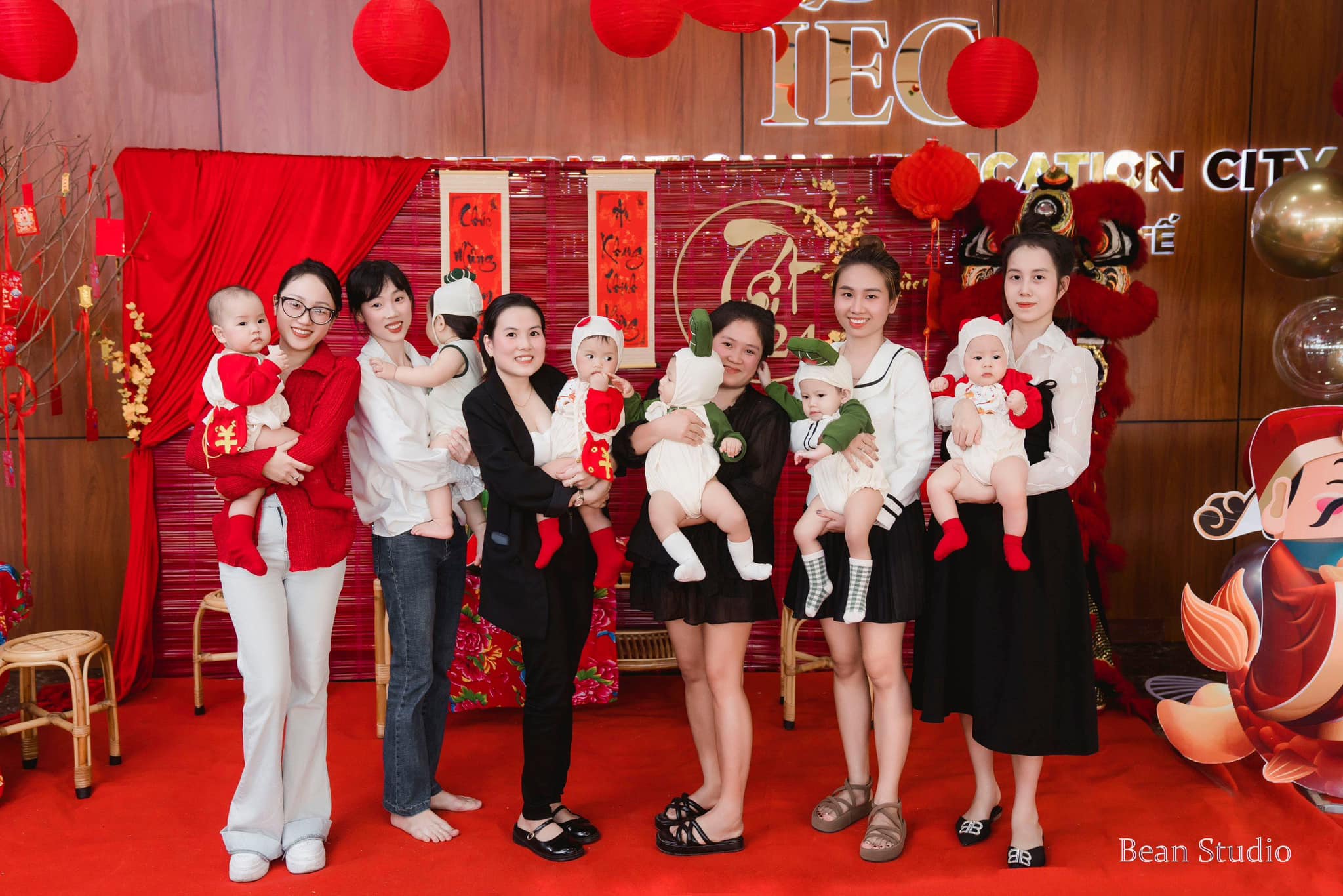 Hội mẹ bỉm và các em bé đến từ Quảng Ngãi off team đón Tết 2024, 50 sắc thái lúc cười lúc khóc cưng xỉu - Ảnh 4.