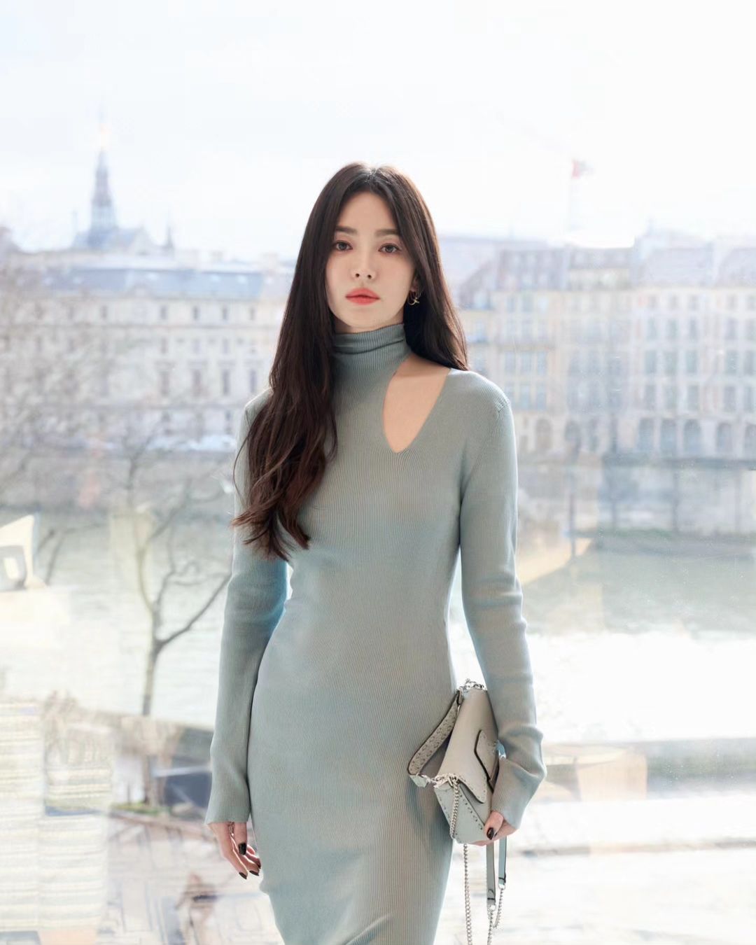 Song Hye Kyo yêu kiều trong bộ váy ôm sát, vóc dáng tuổi ngoài 40 sao lại trẻ trung thế này- Ảnh 1.