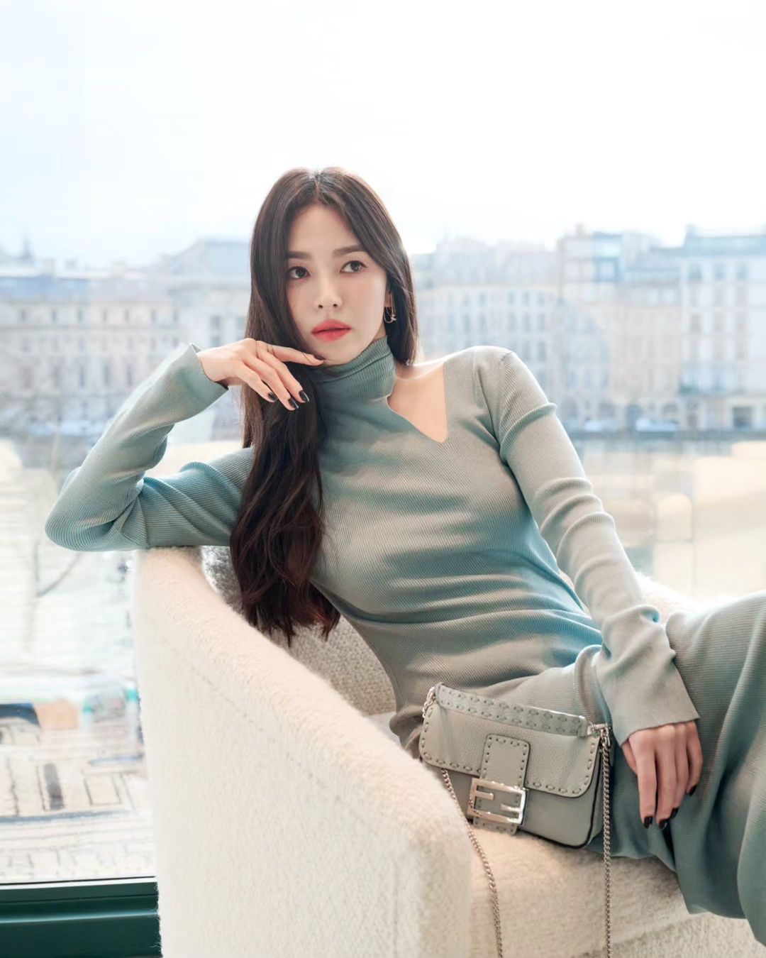 Song Hye Kyo yêu kiều trong bộ váy ôm sát, vóc dáng tuổi ngoài 40 sao lại trẻ trung thế này- Ảnh 2.