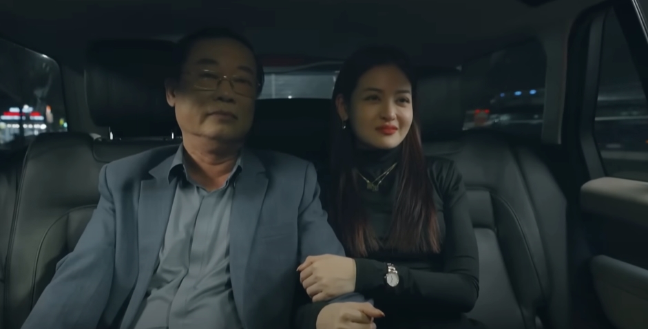 "Chúng ta của 8 năm sau": Lộ diện ông bố quyền lực của nữ phụ sang chảnh nhất phim- Ảnh 2. "Chúng ta của 8 năm sau": Lộ diện ông bố quyền lực của nữ phụ sang chảnh nhất phim- Ảnh 2.