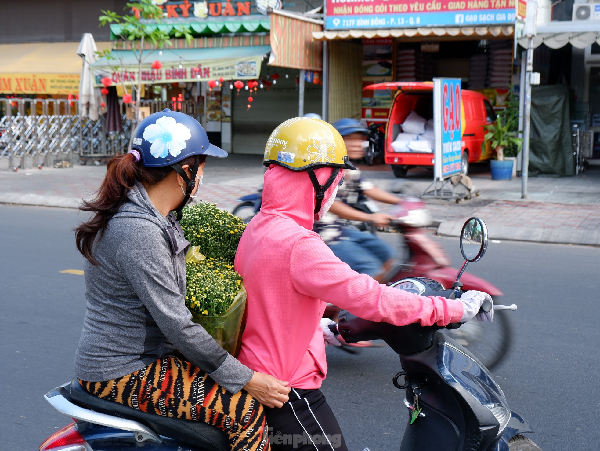 Thuyền hoa, cây cảnh cập bến Bình Đông phục vụ người dân TPHCM chơi Tết - Ảnh 14.